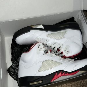 Air Jordan 5 fire 200$ 10.5